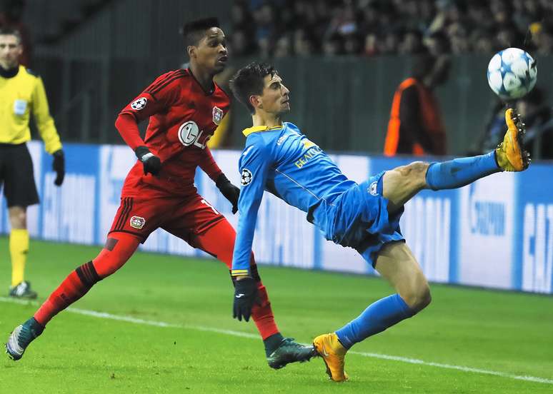Leverkusen, do brasileiro Wendell (esq.), empatou com BATE por 1 a 1
