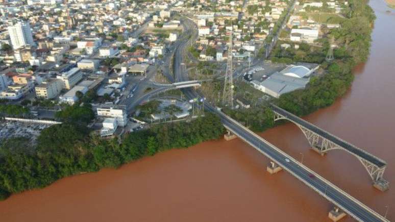Cenário depois da lama chegar no Rio Doce, no centro de Linhares-ES