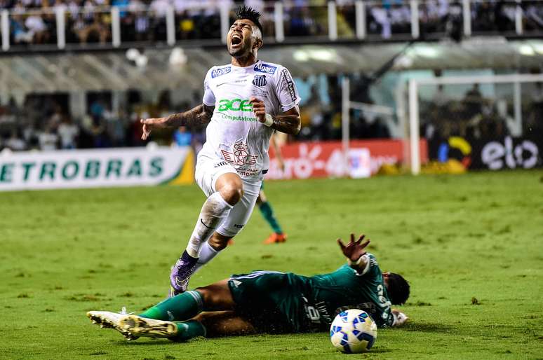 Gabriel sofre falta dura durante final na Vila Belmiro
