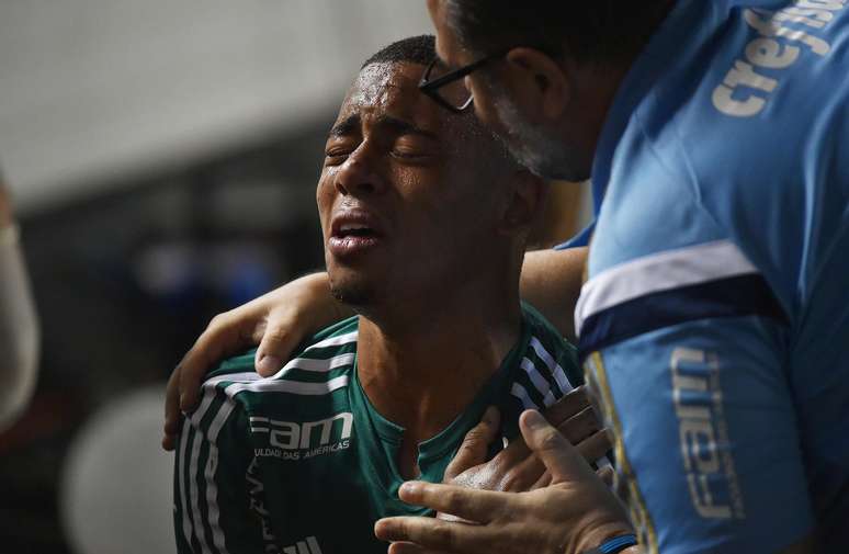 Gabriel Jesus chora muito ap&oacute;s deixar o gramado com les&atilde;o