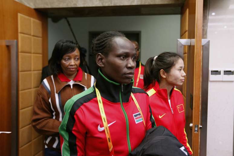 Emily Chebet Muge (centro) do Quênia em 27 de março de 2015 acompanhada da chinesa Changqin Ding (direita) na Conferência Mundial de Campeões de Cross Country na China