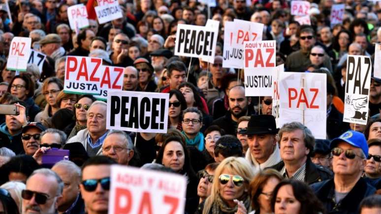 Milhares de espanhóis foram às ruas pedindo paz