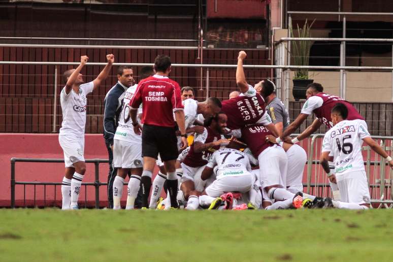 Jogadores do Figueirense comemoram o segundo gol da equipe, marcado pelo meia Carlos Alberto