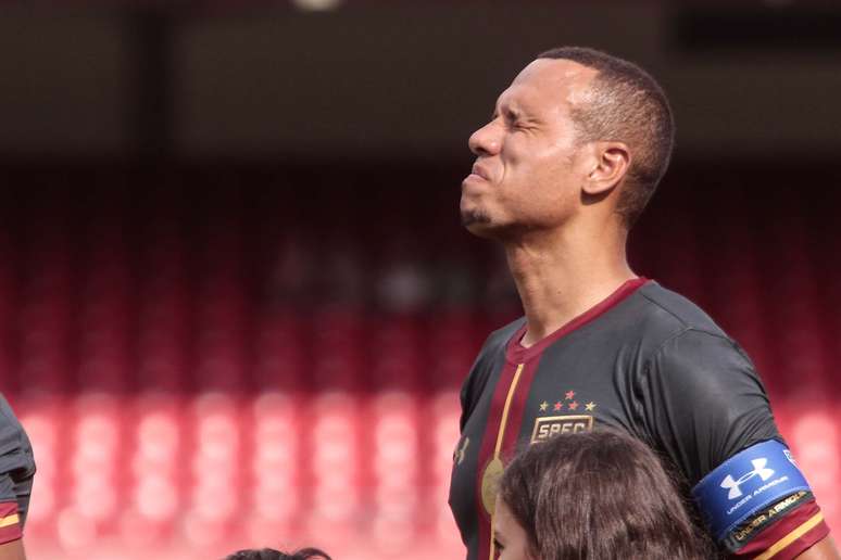 Com a braçadeira de capitão, Luis Fabiano se emociona antes da sua última partida com a camisa do São Paulo