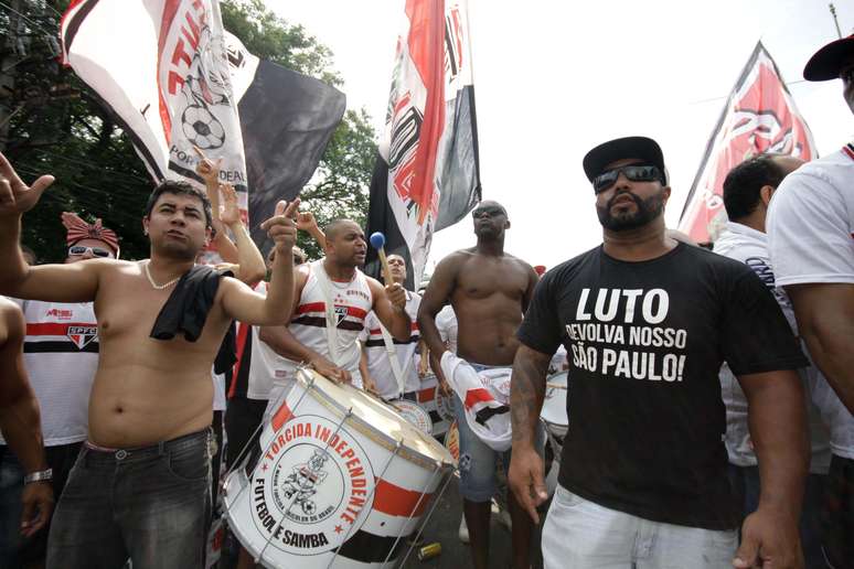 Torcida do São Paulo fez muito barulho, vestiu camisas de luto e levou pizzas para a porta do Morumbi