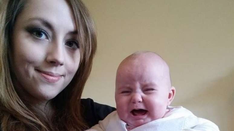 Holly, nesta foto com a sobrinha, tem enfrentado batalha para conseguir cirurgia no serviço público de saúde britânico