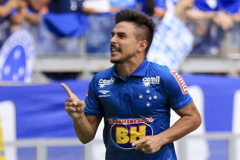 Willian, que tem ficado no banco do Cruzeiro, é um dos alvos do São Paulo para a temporada 2017