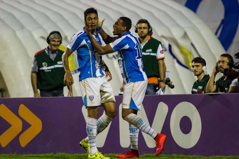 Zagueiro Antonio Carlos marcou o gol que deu a vitória suada ao Avaí diante da Ponte Preta