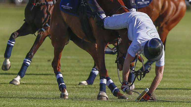 Príncipe Harry cai de cavalo durante partida de polo