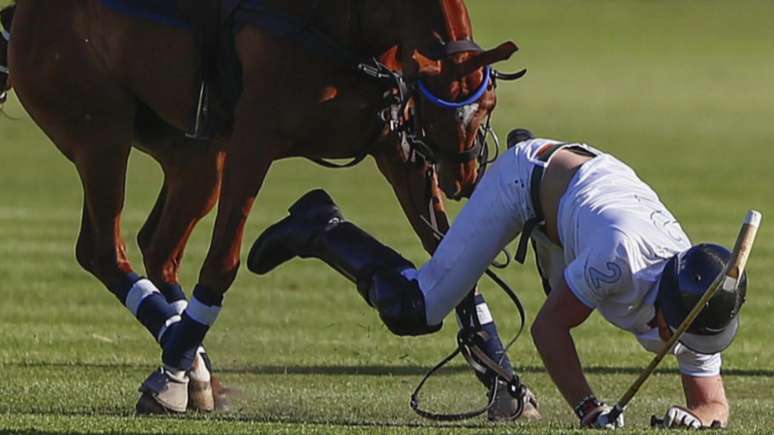 Príncipe Harry cai de cavalo durante partida de polo