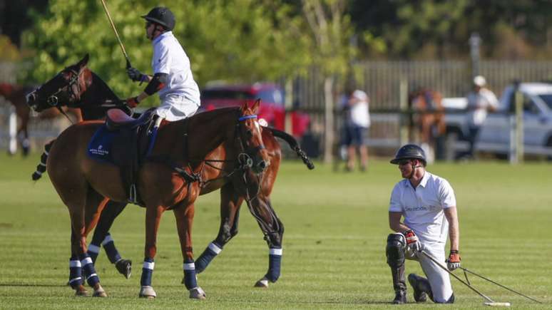 Príncipe Harry cai de cavalo durante partida de polo