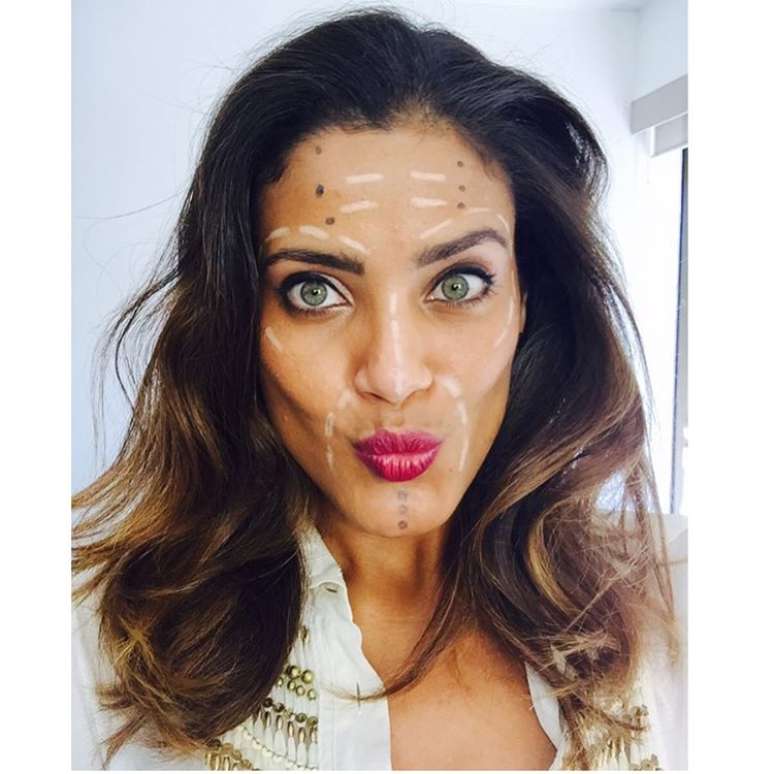 A atriz Ildi Silva aposta em contornos na maquiagem