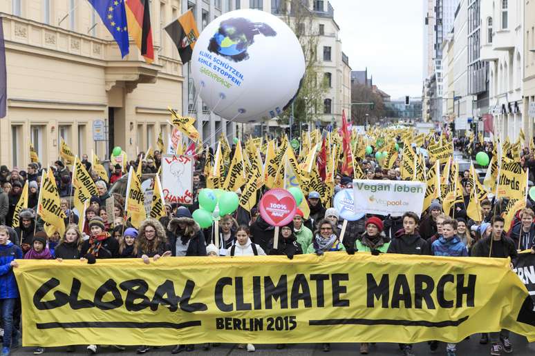 Milhares de pessoas foram às ruas de Berlim, capital da Alemanha, contra a mudança climática