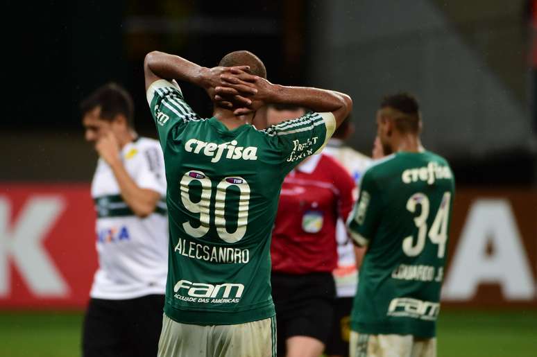 Alecsandro lamenta chance perdida e derrota do Palmeiras em casa diante do Coritiba