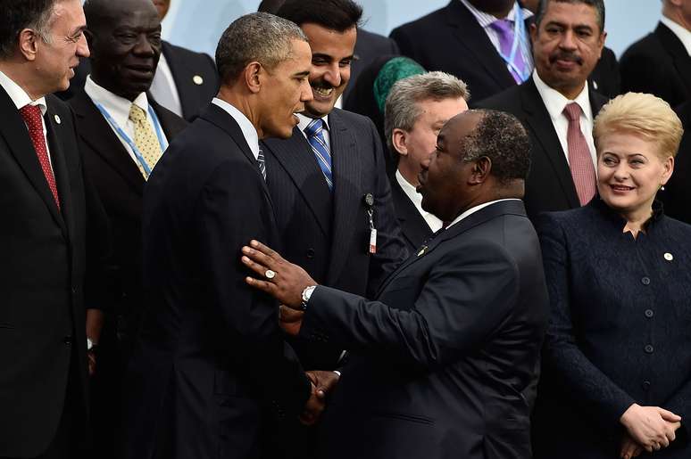 Barack Obama cumprimenta o presidente do Congo, Ali Bongo Ondimba, no início da COP21 em Paris