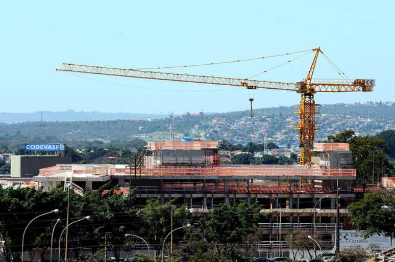 Desempenho negativo da construção civil puxa para baixo investimentos brasileiros