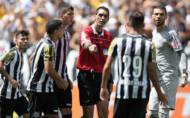 Flávio Rodrigues Guerra expulsou David Braz incorretamente em partida contra o Corinthians