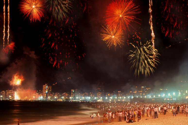 Imagem dos fogos de Copacabana em noite de Réveillon