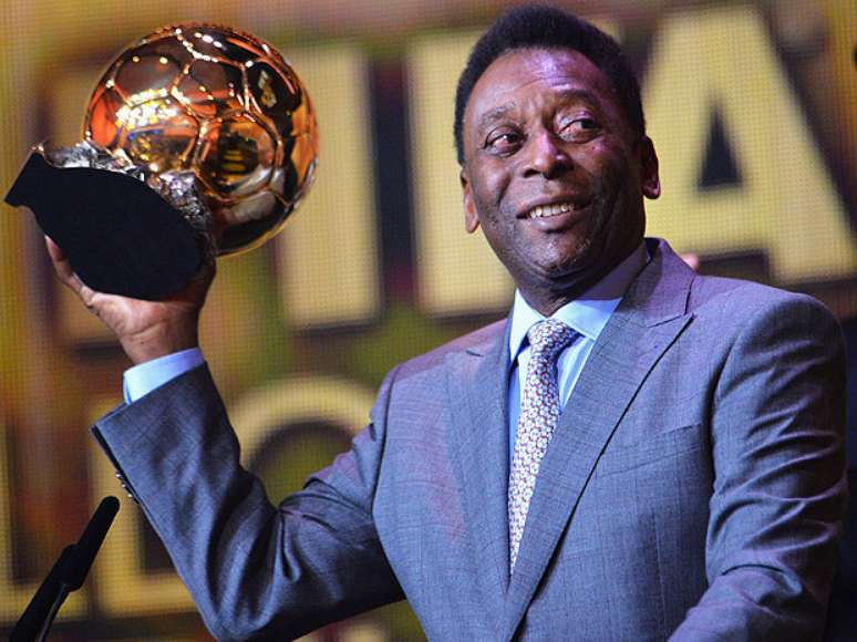 Pelé recebeu a Bola de Ouro como homenagem em janeiro de 2014