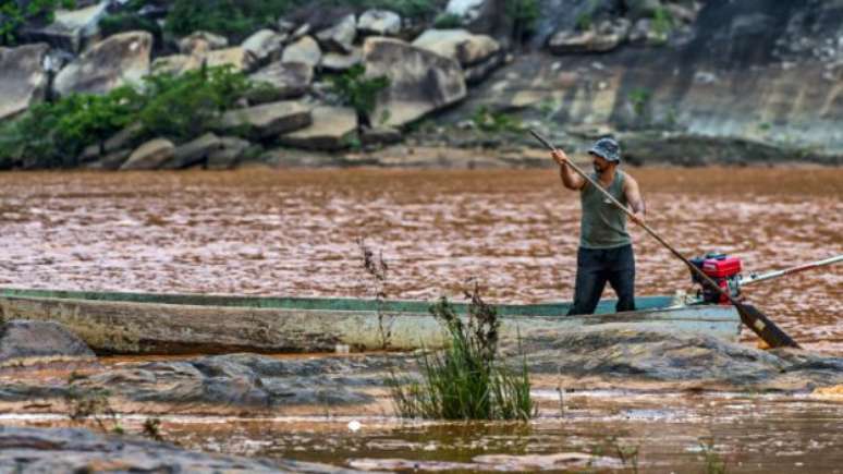 O pescador disse ter ido recolher peixes mortos porque achava que ninguém acreditaria nele se contasse que a vida no rio estava acabando