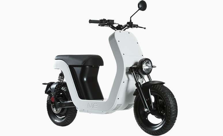 A scooter é bem leve e pode percorrer até 80 km com a bateria completa