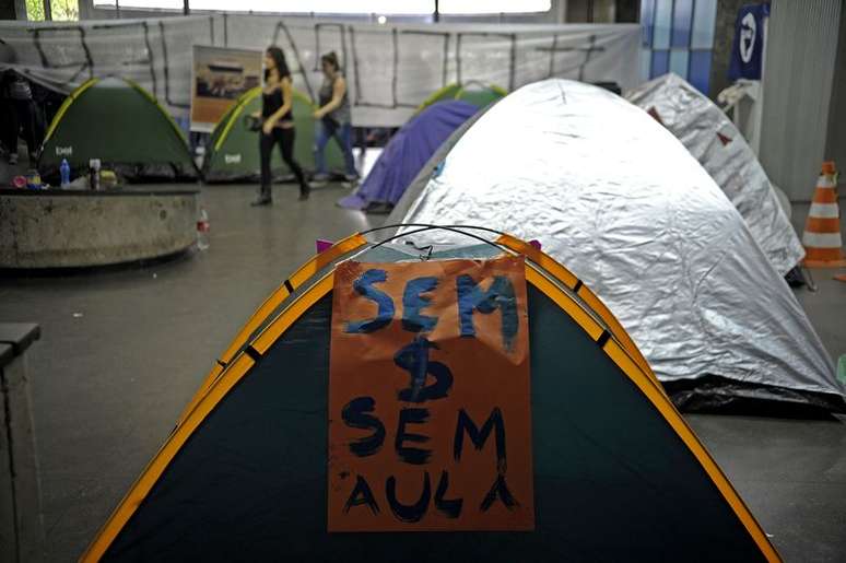 Estudantes exigem o pagamento dos salários atrasados dos terceirizados, dos residentes e dos bolsistas de graduação e reajuste no valor das bolsas