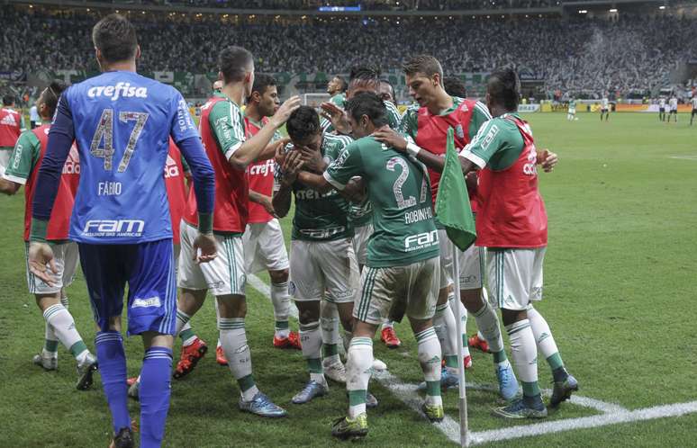 Palmeiras festeja gol de Dudu no Allianz Parque