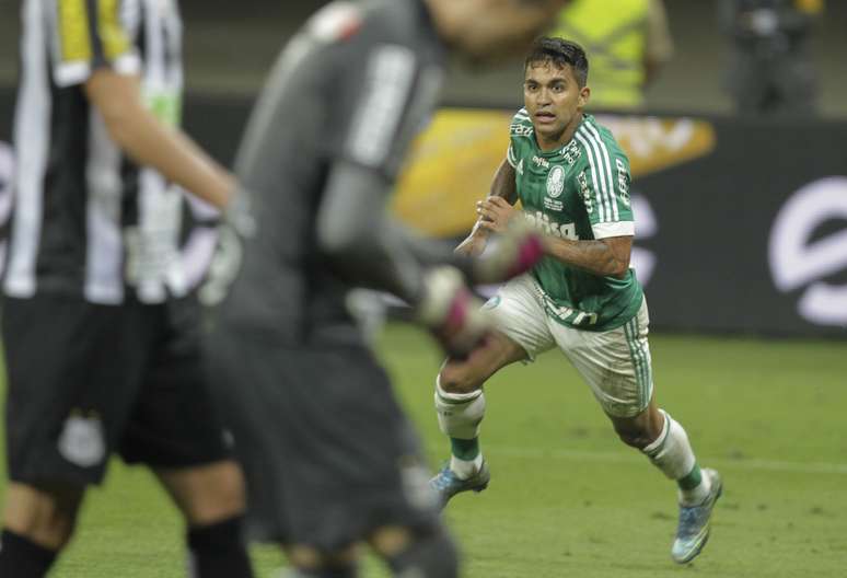 Dudu comemora o primeiro gol do Palmeiras