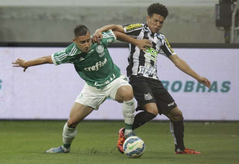 Marquinhos Gabriel passa pelo lateral palmeirense João Pedro