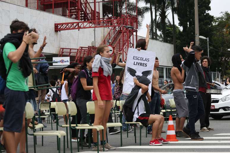 Estudantes realizam protesto contra a reorganização escolar na Avenida Brigadeiro Faria Lima, esquina com Avenida Rebouças, em Pinheiros, em São Paulo (SP), na manhã desta quinta-feira (3).