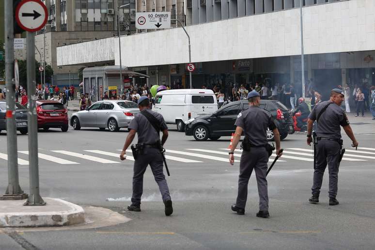 Estudantes realizam protesto contra a reorganização escolar na Avenida Brigadeiro Faria Lima, esquina com Avenida Rebouças, em Pinheiros, em São Paulo (SP), na manhã desta quinta-feira (3).