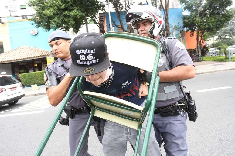 Estudantes são detidos durante protesto contra a reorganização escolar na Avenida Brigadeiro Faria Lima, esquina com Avenida Rebouças, em Pinheiros, em São Paulo (SP), na manhã desta quinta-feira (3).