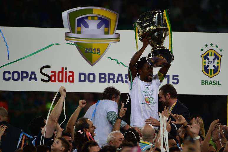 Zé Roberto levanta a taça de campeão