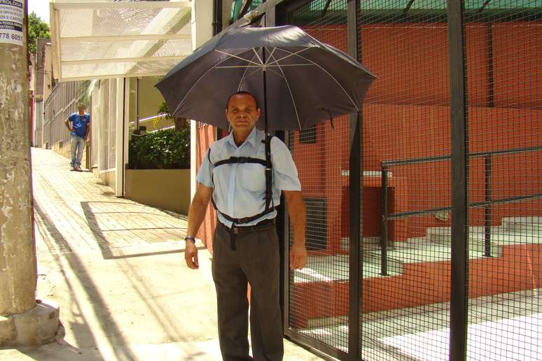 Segurar o guarda-chuva é chato? Que tal um cinto para manter as mãos livres? 