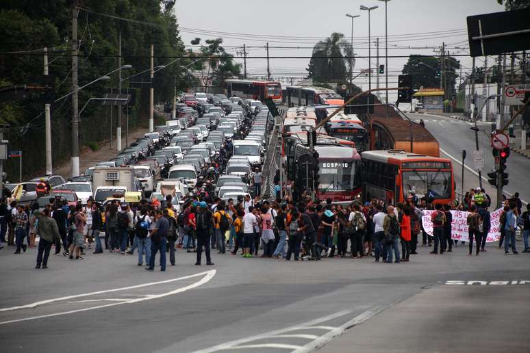 Protesto contra a reorganização escolar fecha a Rua Alvarenga, em frente ao Portão 1 da USP, em São Paulo (SP), na manhã desta sexta-feira (4). Os manifestantes seguem a passeata e estão na avenida Francisco Morato, próximo da Marginal Pinheiros, no sentido centro.