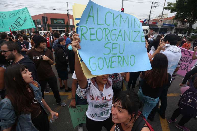 Protesto contra a reorganização escolar fecha a rua Alvarenga, em frente ao Portão 1 da USP, em São Paulo (SP), na manhã desta sexta-feira (4).