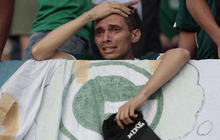 Torcedor do Goiás chora pelo rebaixamento do clube