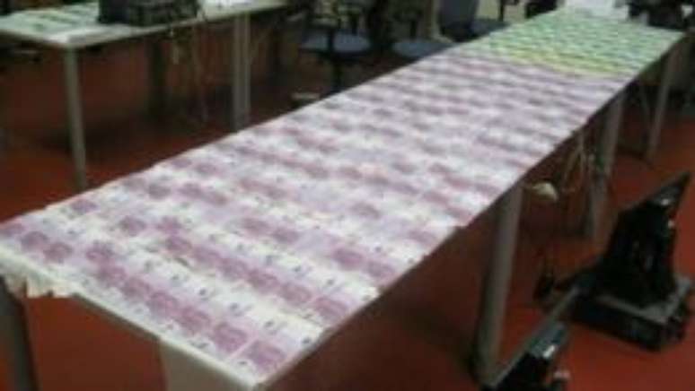 Autoridades precisaram 'secar' as notas, que vieram ensopadas do rio