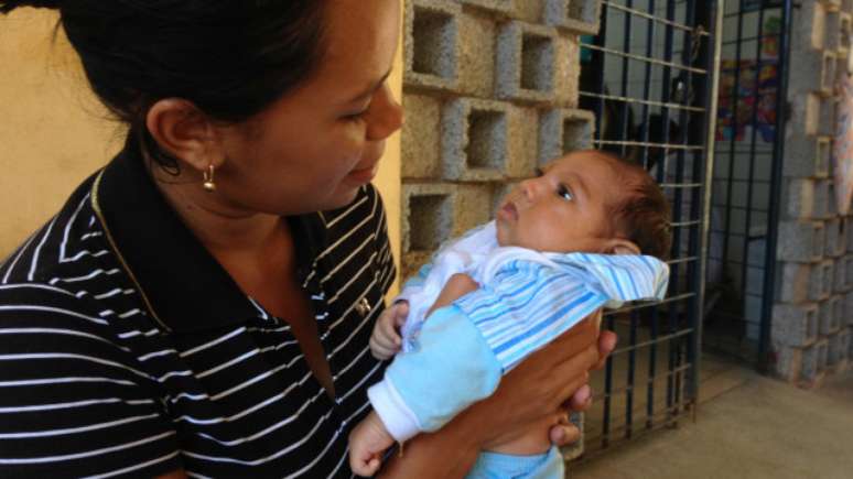 Moradoras do interior de Pernambuco vão a Recife a procura de antendimento para bebês