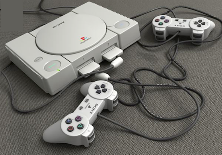 O primeiro console fabricado pela Sony e lançado em 1994 introduziu os jogos em discos e o cartão de memória ao mercado dos videogames