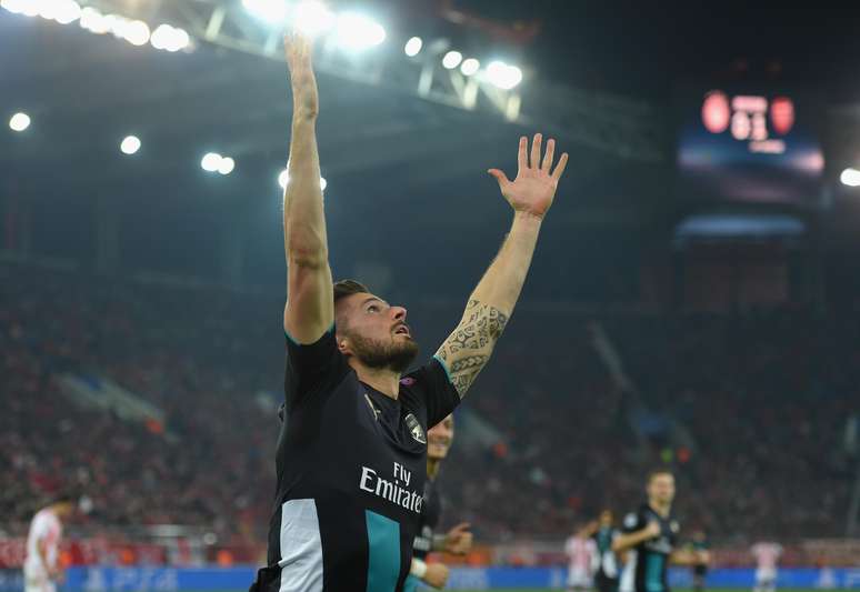 O atacante francês brilhou na vitória do Arsenal que selou sua passagem para a próxima fase da Liga dos Campeões