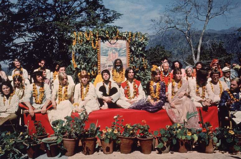 Maharishi Mahesh Yogi recebe os Beatles no retiro, em março de 1968