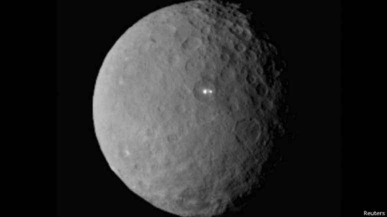 A câmera da sonda Dawn identificou cerca de 130 focos brilhantes em Ceres