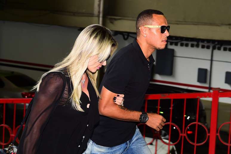 Luis Fabiano chegou ao vel&oacute;rio do ex-presidente do S&atilde;o Paulo Juvenal Juv&ecirc;ncio ao lado da esposa