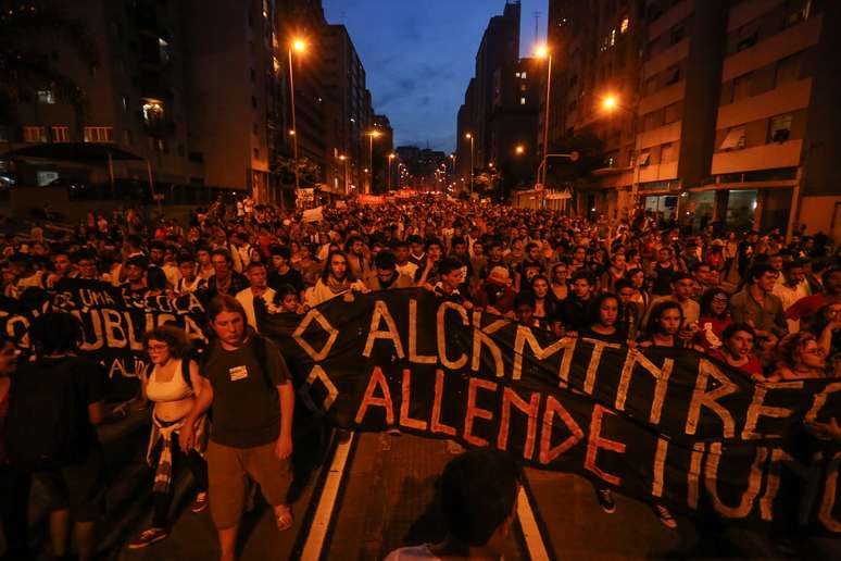 Manifestantes na avenida 9 de Julho durante Protesto de estudantes da rede estadual de ensino contra o fechamento das escolas na cidade de São Paulo.