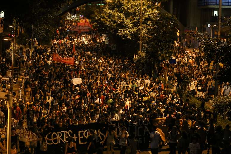 Manifestantes na avenida 9 de Julho durante Protesto de estudantes da rede estadual de ensino contra o fechamento das escolas na cidade de São Paulo.