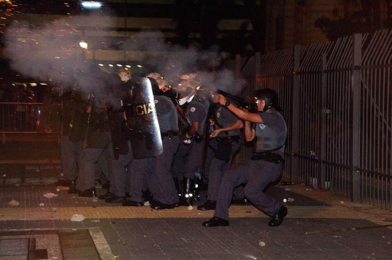 Confusão manifestantes e policiais na região da Secretaria de Educação durante Protesto de estudantes da rede estadual de ensino contra o fechamento das escolas na cidade de São Paulo.