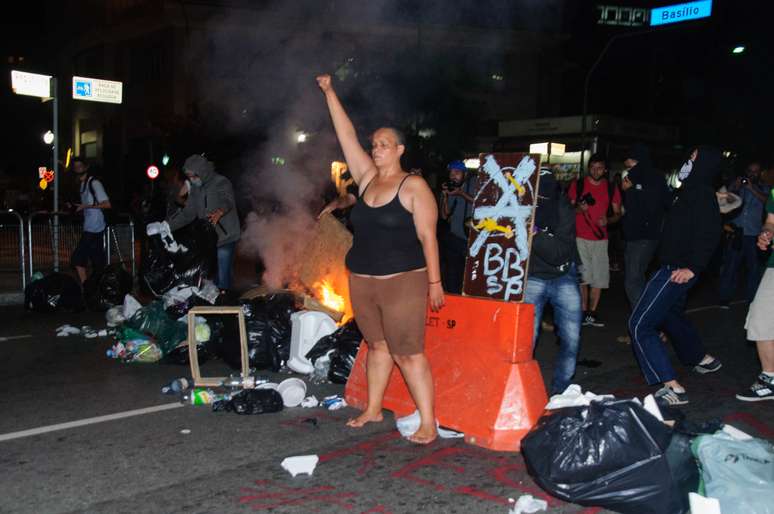 Confusão manifestantes e policiais na região da Secretaria de Educação durante Protesto de estudantes da rede estadual de ensino contra o fechamento das escolas na cidade de São Paulo.