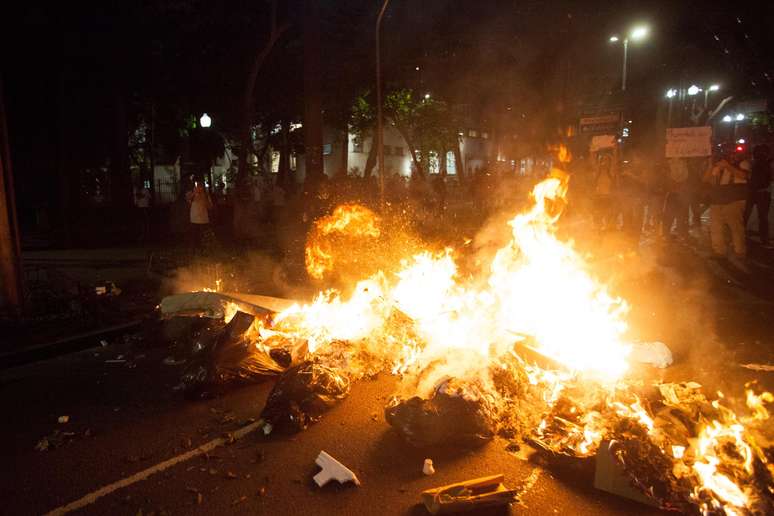 Confusão manifestantes e policiais na região da Secretaria de Educação durante Protesto de estudantes da rede estadual de ensino contra o fechamento das escolas na cidade de São Paulo.