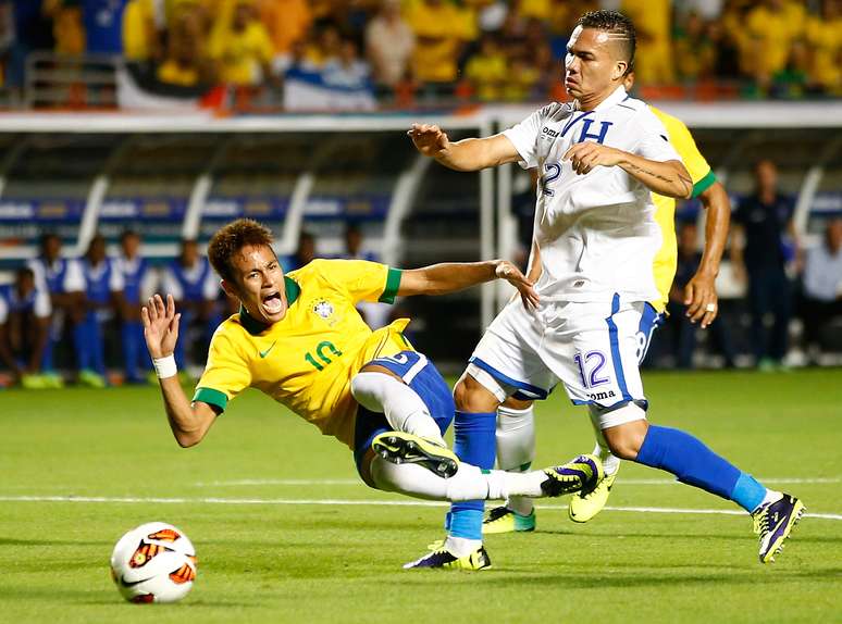 Arnold Peralta e Neymar se desentenderam em amistoso entre Brasil e Honduras realizado em novembro de 2013